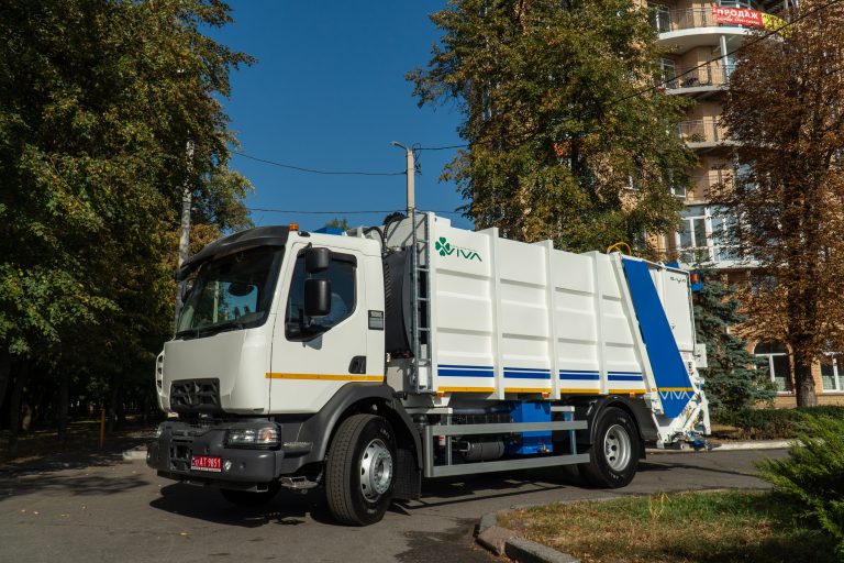 Сміттєвоз із заднім завантаженням – особливості та переваги